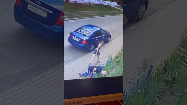 Парень решил сфотографировать под юбкой смотреть онлайн