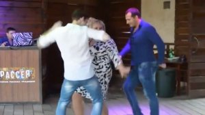 Толстушка зажигает с двумя мужиками