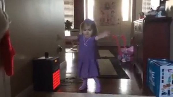 Маленький ребёнок танцует под песню