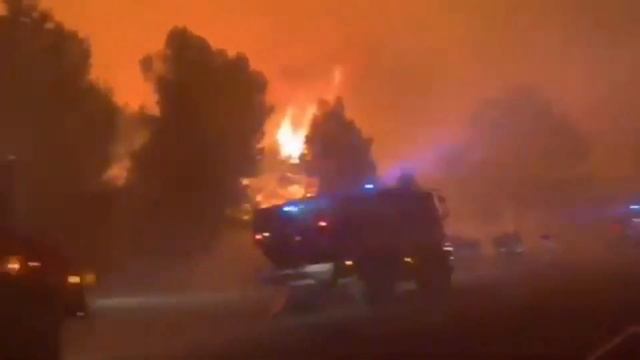 Природный пожар угрожает городу Мартиг, Франция. 4-6 августа 2020 года смотреть онлайн