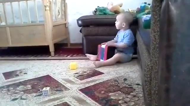 Годовалый ребенок играет на гормошке смотреть онлайн