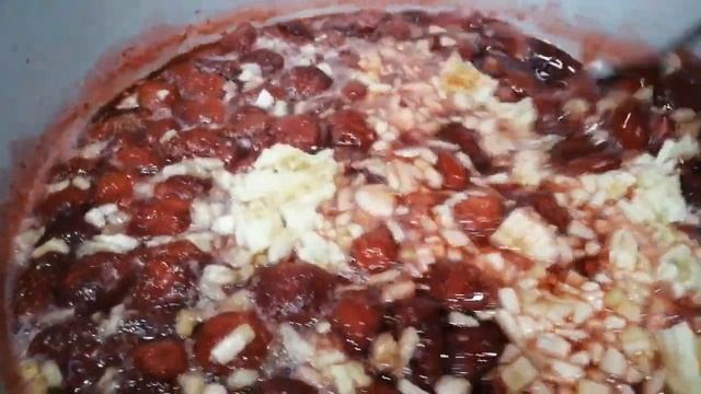 ЖИВЁМ В ДЕРЕВНЕ// Варенье из клубники и банана//Клубника со своего участка. смотреть онлайн