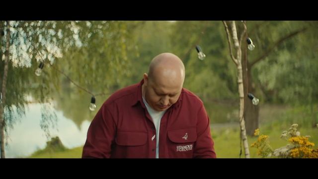 Витя, в исполнении Сергея Бурунова, делится фирменным рецептом шашлыка (18+) смотреть онлайн
