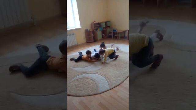 Подвижная игра "поймай мячик" для 2 младшей группы смотреть онлайн