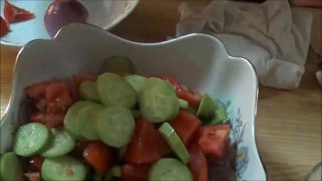 Греческий сельский салат, как готовят его греки, правильная нарезка и, что туда входит. (Χωριάτικη) смотреть онлайн