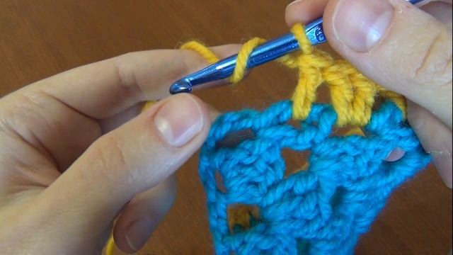 Как обвязать БАБУШКИНУ ПОЛОСКУ столбиками с накидом. Вязание не глядя смотреть онлайн