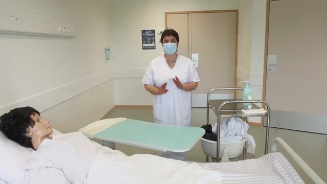 Le rangement et la désinfection du matériel - #8 - [ La toilette d'une personne alitée ] смотреть онлайн