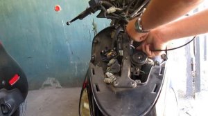 Установка тросика газа и регулировка люфта ручки газа на скутере.