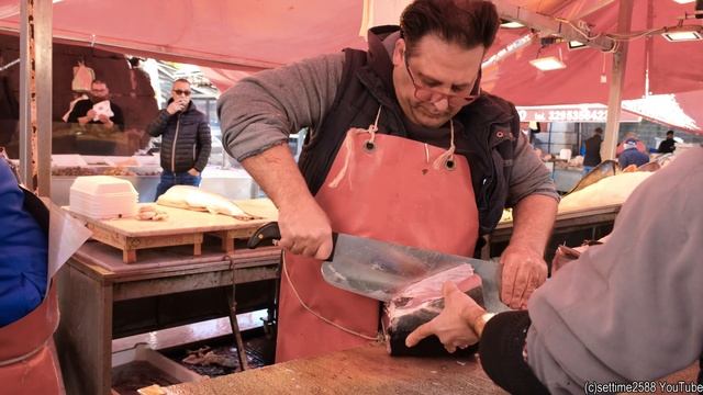 Cutting and Chopping a Big Tuna Fish. Street Food Market of Catania, Italy смотреть онлайн