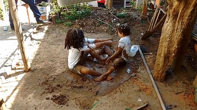 Julia e Heloíza - Brincando na lama..🥰 смотреть онлайн