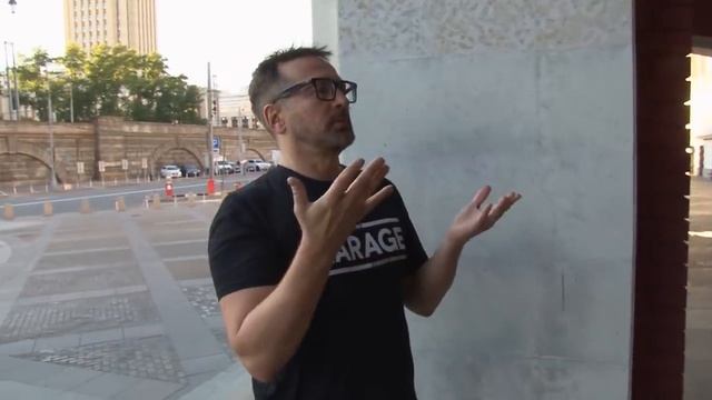 Интервью с глухим дизайнером Геннадием Курбатом. С субтитрами смотреть онлайн