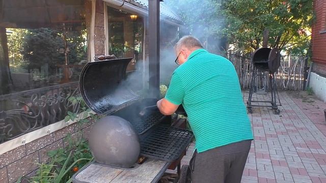 Мясо в смокере, куриные бедрышки, свиной карбонат . смотреть онлайн