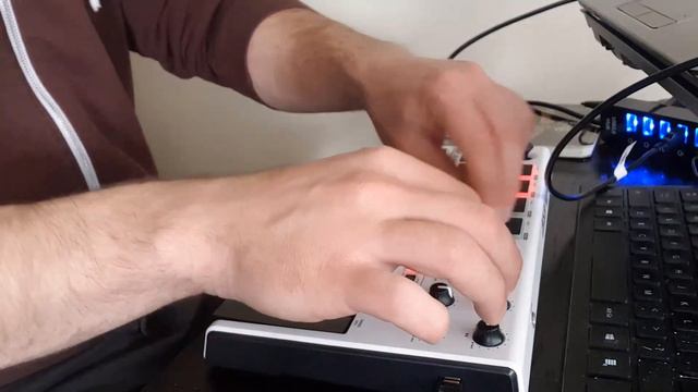modulating synth sound with a midi controller Akai MPK mini смотреть онлайн