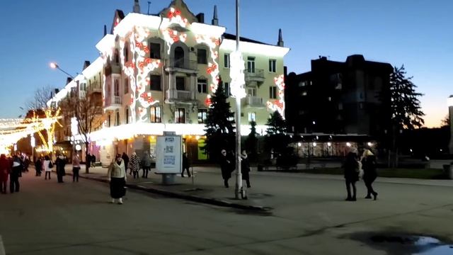 Прогулка вечерним городом. Ужин.