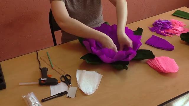Изготовление объемного цветка из бумаги. Мастер-класс. смотреть онлайн