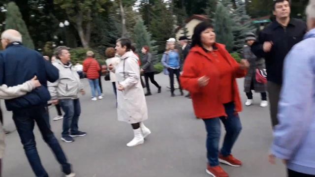 Тёплое лето, цветы на закате!!!??Танцы в парке Горького!!!??Харьков 2021 смотреть онлайн