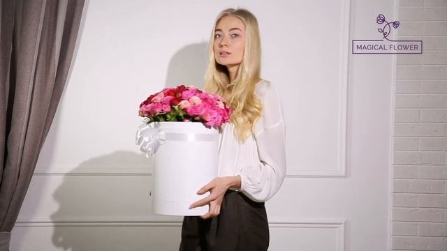 35 разноцветных кустовых роз в шляпной коробке