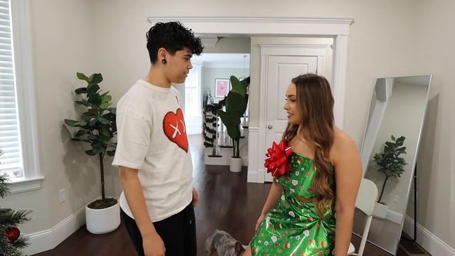 WRAPPING MYSELF AS AN EARLY CHRISTMAS PRESENT FOR MY BOYFRIEND!! смотреть онлайн