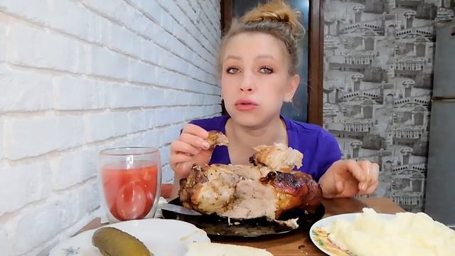 мукбанг запечённая рулька//картошка пюре //томатный сок.