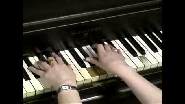 Finding E Flat Major & E Flat Minor for Basic Piano Chords смотреть онлайн
