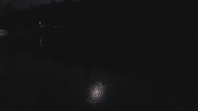 Полная луна сквозь плывущие облака в час ночи 23/08/2021 над Лесным прудом в Заречном смотреть онлайн