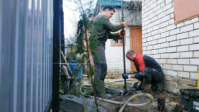 СКВАЖИНА АБИССИНСКАЯ.ВОДА ГЛУБОКО.НАСОС КАЧАЕТ НА ПРЕДЕЛЕ! ВОЗМОЖНОГО.#бурениескважиннаводу#скважин смотреть онлайн