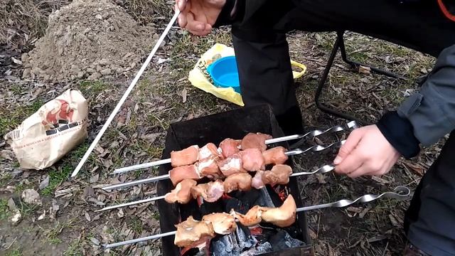 Шашлык в лесу у реки