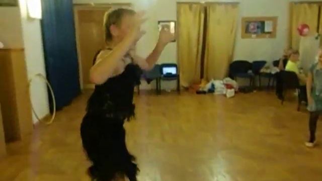 Парень жжёт на дне рождения у друга! Восточные танцы по-новому смотреть онлайн