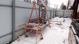 Садовые качели спустя 3 года. Резиновые краски покраска крыши.