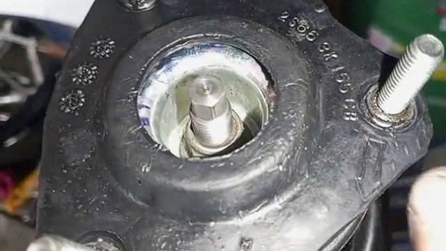 Ford Fiesta/Ecosport 2002/2014 . posição do coxim superior do amortecedor dianteiro. смотреть онлайн