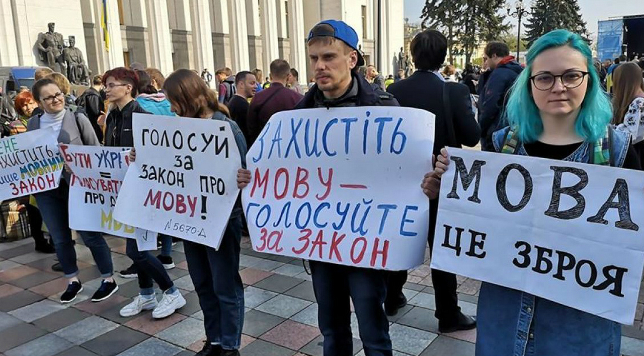 Удавка мовы все туже. Янычары говорили по-русски