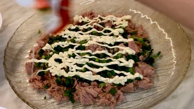 СЛОЕНЫЙ САЛАТ "НОВИНКА"! Очень вкусно, сытно и просто! смотреть онлайн