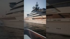 Скромная яхта Мордашова опять прячется во Владивостоке.