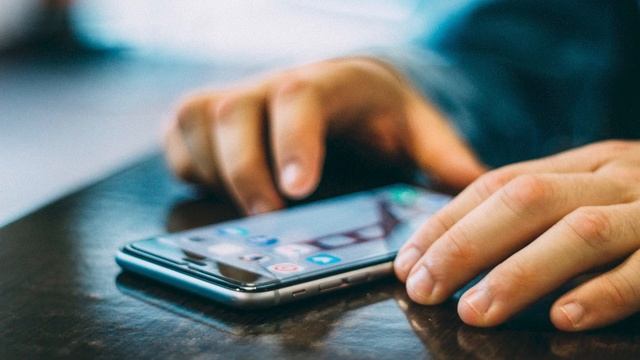 Смартфон мешает нормально жить? Простые советы по борьбе с зависимостью от соцсетей смотреть онлайн