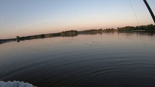 ОКА ВЕЧЕРНЯЯ Жерех на джиг РЫБАЛКА НА СПИННИНГ С БЕРЕГА смотреть онлайн