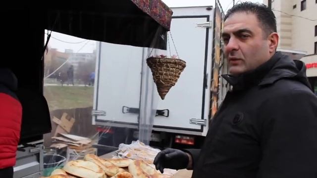 Лепешки в тандыре на колесах. смотреть онлайн