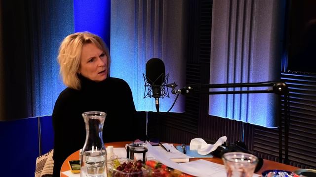 French & Saunders Fuming at Missed Parcels | Titting About смотреть онлайн