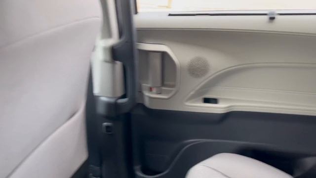 2023 Toyota Sienna LE смотреть онлайн