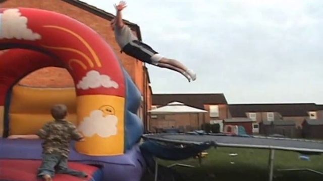 Trampoline + Bouncy Castle = Fun (PART 2) смотреть онлайн