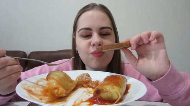 Мукбанг голубцы в томатном соусе, очень вкусно. Черная пятница завтра. смотреть онлайн