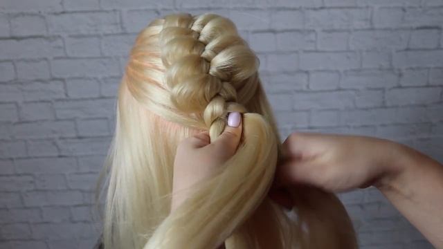 Коса наоборот с вытягиванием прядей смотреть онлайн