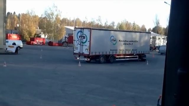 автошкола. Учимся сдавать назад с прицепом и полуприцепом смотреть онлайн