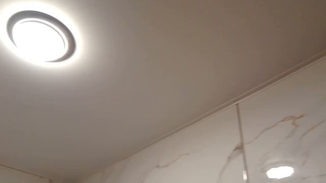 Натяжной потолок в туалете, плитка под мрамор. Вентилятор на потолке. смотреть онлайн