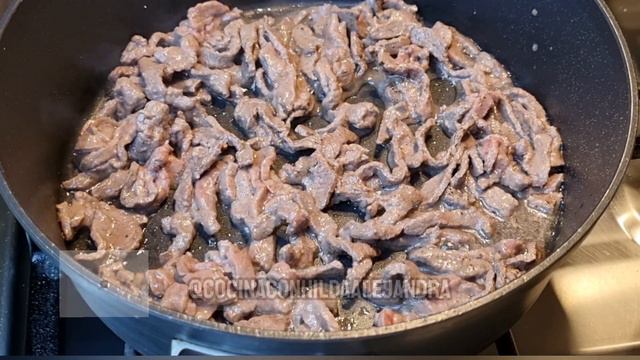 Como hacer "CARNE GUISADA CON RAJAS EN SALSA DE CHILE GUAJILLO" muy rica y fácil de hacer! смотреть онлайн