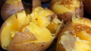 Самый БЮДЖЕТНЫЙ ужин из КАРТОФЕЛЯ! Картофель запеченный в духовке / Картошка с сыром в мундире