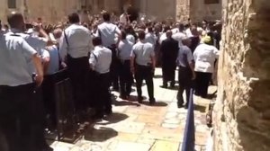 Арабы заходят в Гроб Господень
