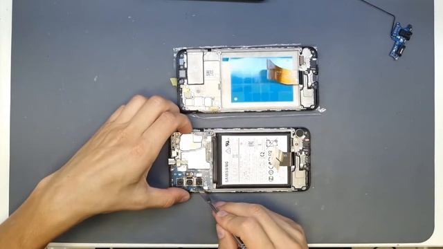Samsung A02S - погнули телефон, сломался дисплей. Замена в сборе с рамкой. Replacement display a025 смотреть онлайн