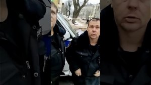 В Воронеже мужик отчитал полицейских за обыск двух мужчин без понятых