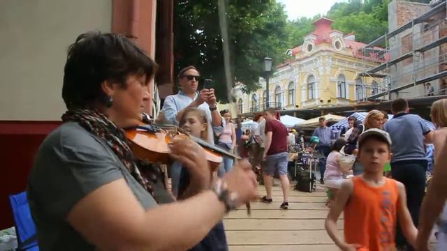 Уличные музыканты на день Киева, 29.05.2016 (2) смотреть онлайн