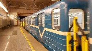 Движение метропоездов по станции Парнас, Санкт-Петербург